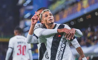 Imagem ilustrativa da imagem Vasco marca com Adson, se segura após expulsão e vence Boca na Bombonera