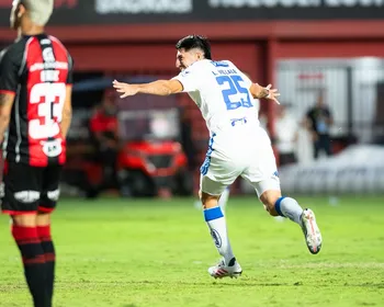 Imagem ilustrativa da imagem Cruzeiro bate Vitória de virada fora de casa e se recupera no Brasileirão