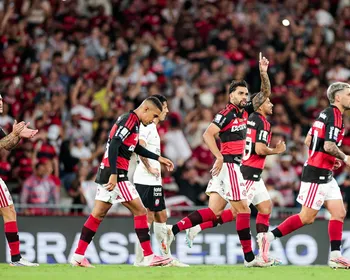 Imagem ilustrativa da imagem Flamengo vence o Corinthians no fim e retoma liderança