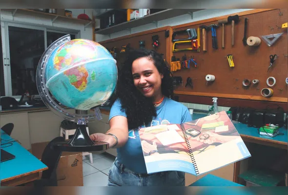 Rayssa Morais Gomes, de 26 anos, ministra aulas de História, Geografia e Robótica na Escola Monteiro