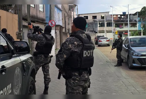 Policiais durante a Operação Intifada