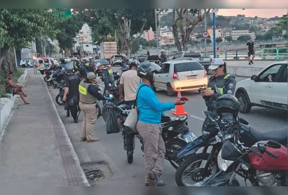 Condutores passam pela fiscalização. O não uso do capacete é considerado infração gravíssima, e o condutor tem o direito de conduzir suspenso