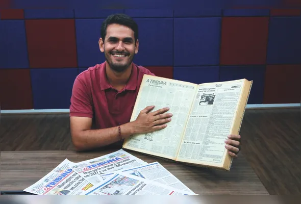 O jornalista Eduardo Maia mostra edição antiga de A Tribuna com a coluna Plenário
