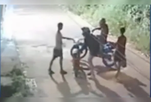 Câmera de videomonitoramento mostrou a abordagem dos criminosos, que roubaram a bike elétrica de um dos adolescentes