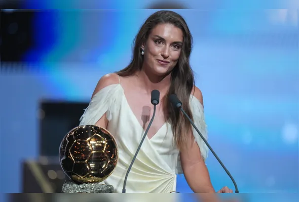 A meia-atacante espanhola Alexia Putellas, do London City Lionesses, recebe o troféu Bola de Ouro de melhor jogadora do mundo na temporada 2025/2026, nesta segunda-feira, 26, em Londres, durante a 70ª edição da tradicional premiação realizada pela revista francesa France Football
