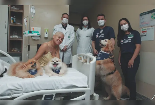 Alana Lima, que está em tratamento contra leucemia, recebeu a visita dos cães  Logan, Maria Flor e Nala