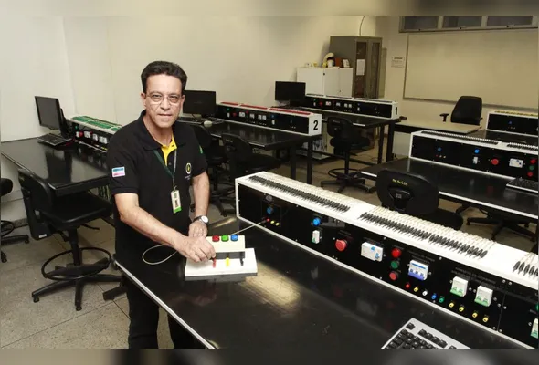 O professor Samuel Alves de Souza, coordenador do curso técnico em Eletrotécnica do Ifes Vitória, considera fundamental que o catálogo seja revisado periodicamente
