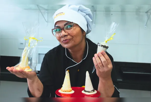 Nara Germano mostra os cones: sobremesa que pode ser feita junto com as crianças