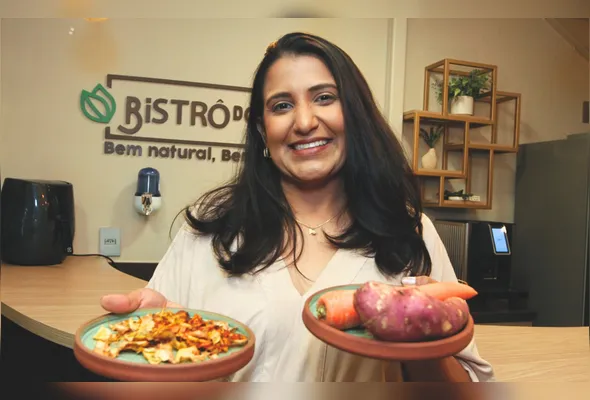 Carolina Dutra mostra os petiscos e explica que podem ser feitos com outros legumes