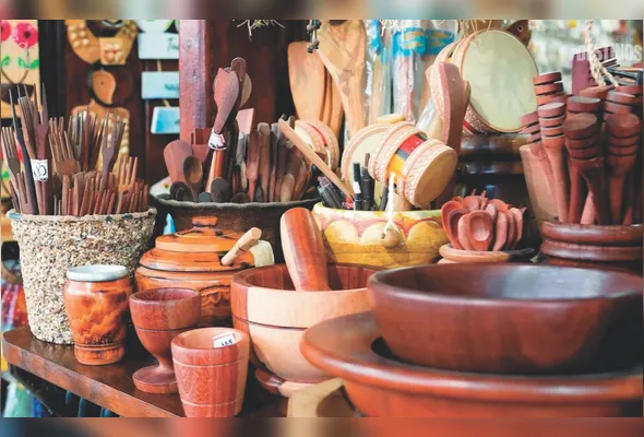 Artesanatos disponíveis para venda na loja da Associação dos Artesãos da Serra, localizada à beira-mar