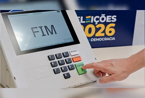 Urna eletrônica sendo testada antes do início das votações
