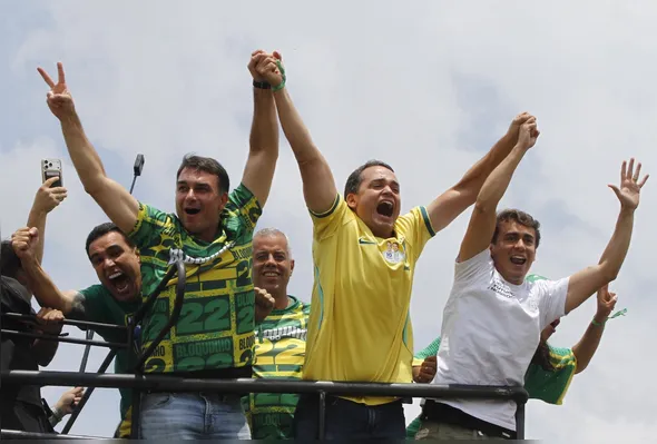 Flávio Bolsonaro, Lorenzo Pazolini e Nikolas Ferreira, juntos de Erick Musso e Evair de Melo, durante "Bloquinho do 22"