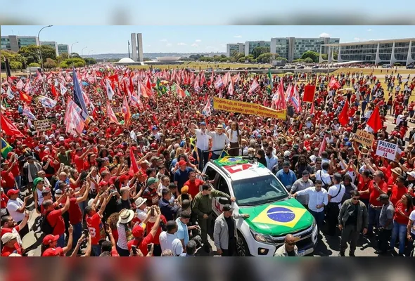 Manifestação a favor de Lula em Brasília, no dia 9 de outubro, com o candidato à reeleição à Presidência da República em cima de carro com aliados