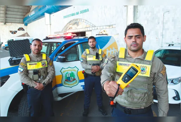 Fábio Alves, ao lado de outros agentes do DOT, afirma que haverá fiscalizações na Serra com uso de bafômetro