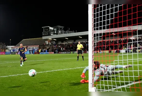 O goleiro Jay Lynch, do Fleetwood Town, defende cobrança de pênalti do brasileiro Bruno Guimarães, do Arsenal, na quarta rodada da Copa da Liga Inglesa, em Fleetwood, na Inglaterra, nesta terça-feira, 27