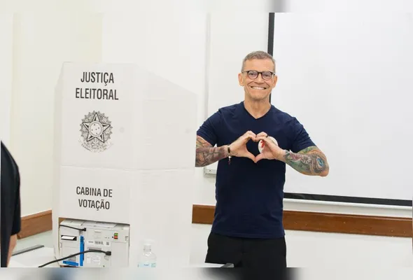 Candidato ao Senado, Fabiano Contarato (PT) votou neste domingo (4) em uma faculdade de Vitória