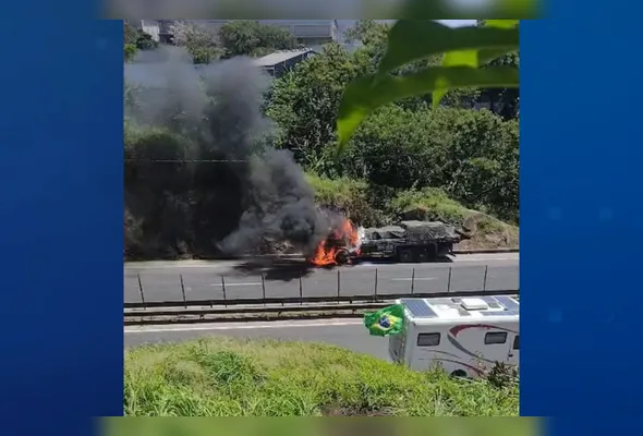 Carreta pega fogo na Rodovia do Contorno, em Cariacica