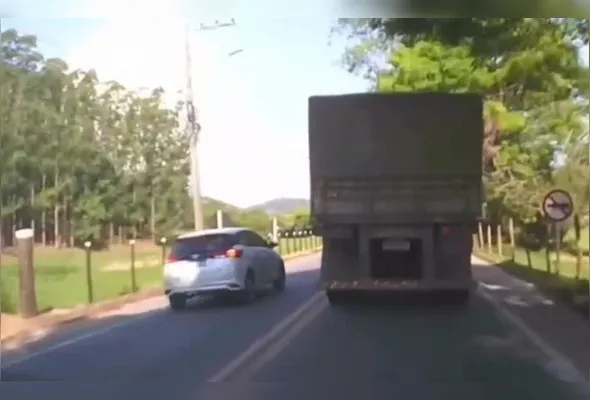Imagem ilustrativa da imagem Carro realiza ultrapassagem perigosa na ES-166, em Cachoeiro; confira o vídeo