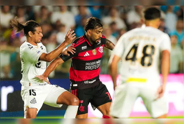 Ex-companheiros de Flamengo, Willian Arão e Lucas Paquetá disputam bola no meio de campo