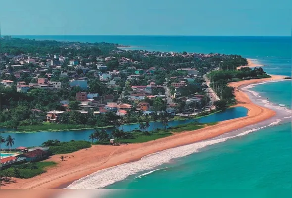 A praia de Carapebus é a primeira que se chega, vindo de Vitória. O local fica há 25 minutos de carro da capital