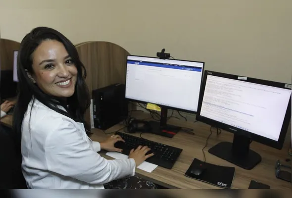 A médica generalista Rúbia Bastos é uma das profissionais que estão do outro lado da tela