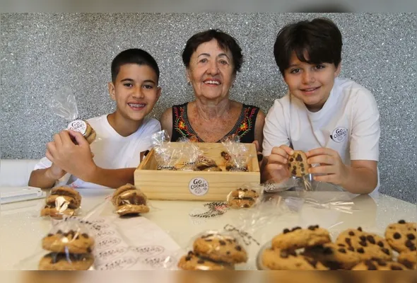 Ilma Haese Gomes prepara os cookies que são vendidos pelo neto Arthur junto com  Tiago, amigo dele