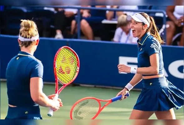 Tenista brasileira Luisa Stefani (à direita, comemorando) e sua parceira canadense Gabriela Dabrowski