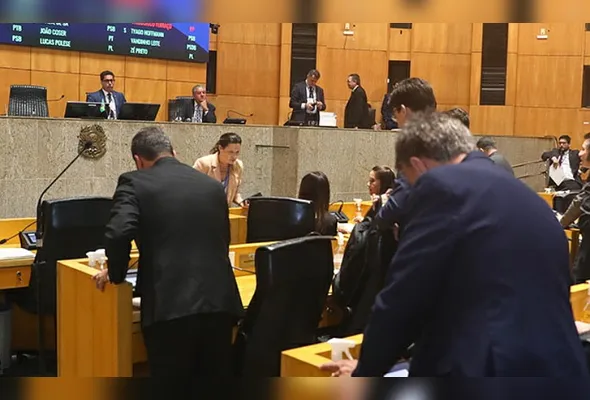 Deputados no plenário da Assembleia Legislativa do ES: PEC que torna obrigatória a destinação de parte do dinheiro do Orçamento do Estado a projetos definidos pelos deputados foi aprovada
