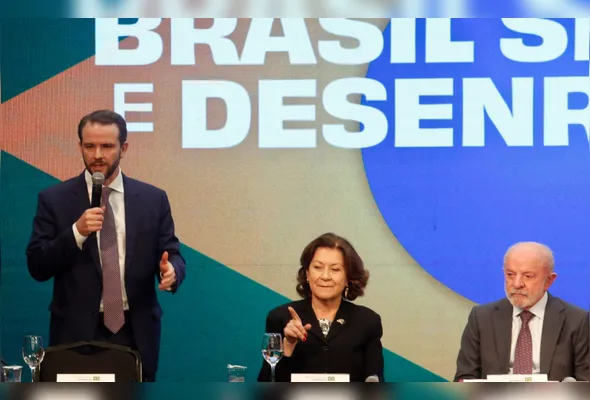 O ministro Dario Durigan (ao microfone) durante o lançamento do programa Desenrola 3.0, do governo federal