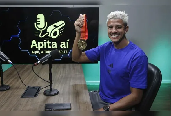 VANGELYS REINKE segura a medalha de ouro que conquistou nos Jogos Sul-Americanos de Santa Fé