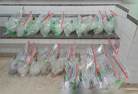 Com a dupla, os agentes encontraram mais de 1,1 mil frascos de lança-perfume