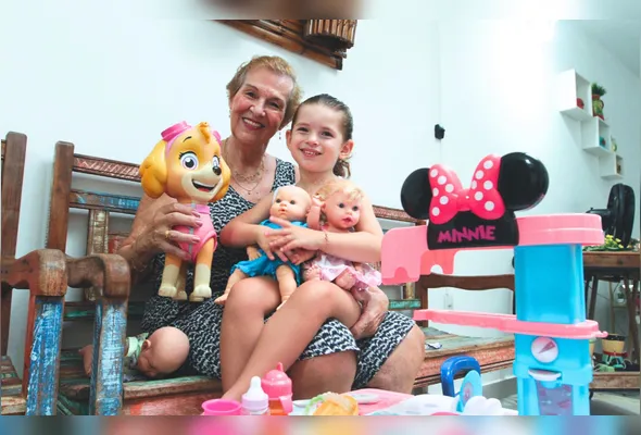 Aos 73 anos, Cirlene Jimenez aproveita a vida entre passeios e momentos com a neta Isabela Paiva, de 4 anos, destacando os benefícios da convivência entre gerações