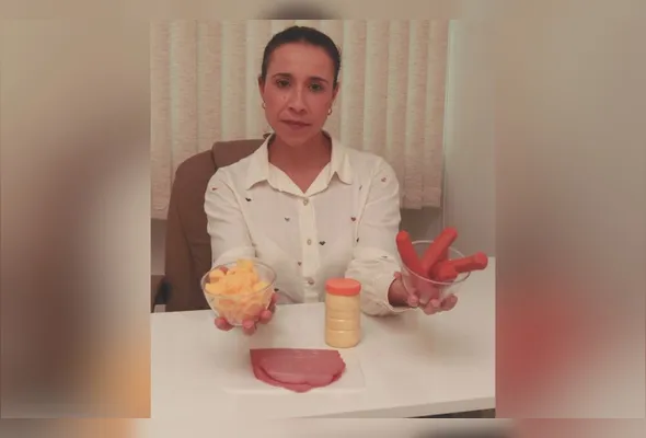 A nutricionista Dalyla Formagine mostra alimentos a serem evitados