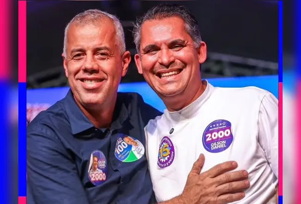 Evair de Melo e Gilson Daniel durante lançamento da campanha do presidente do Podemos: detalhe em adesivo no peito de Evair