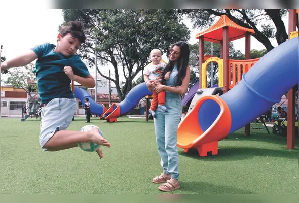 Laryssa Pontual e os filhos Davi e Tayler