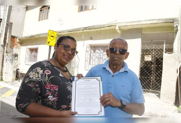 Luiza e o seu pai  João Xavier conseguiram documento após anos de luta.  Ele conta que é morador de Resistência desde quando a travessia pelo manguezal era feita por passarelas