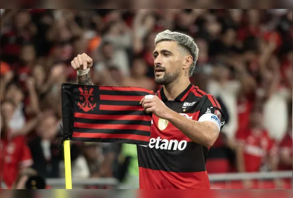Arrascaeta aproveitou a falha do goleiro adversário pra empatar o jogo para o Flamengo, no fim do 2º tempo