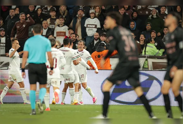 Jogadores do Fluminense comemoram o gol de Cannobio, que garantiu a classificação tricolor para às semifinais da Copa Libertadores