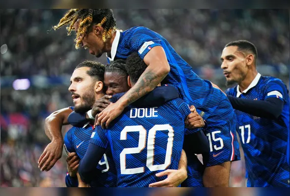 Jogadores da França comemoram gol na partida contra a Bélgica válida pela quarta rodada da Liga das Nações da UEFA, realizada no Stade de France, em Saint-Denis, perto de Paris, na França, nesta segunda-feira, 5. A seleção francesa venceu, de virada, por 4 a 1