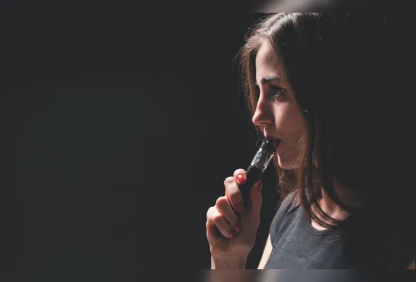 Jovem fumando cigarro eletrônico: entre os que 
se declaram fumantes, 63% avaliam a própria saúde como “ótima/boa”