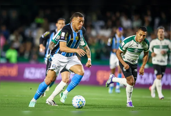 O atacante Carlos Vinicius durante partida contra o Coritiba
