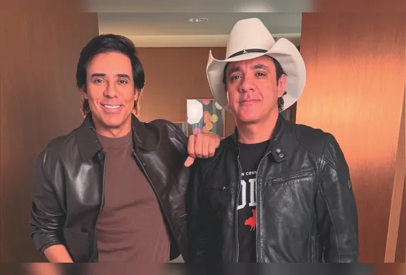 A dupla Guilherme e Santiago faz show  domingo (20), às 22 horas
