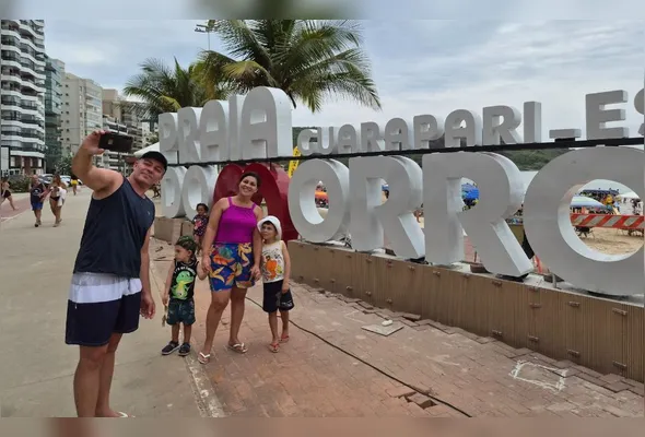 O casal Jair e Lucélia, com os filhos Gael e Théo, aproveitam para tirar fotos do letreiro na Praia do Morro
