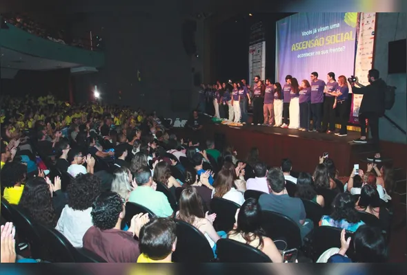 Festança IP reuniu diversos jovens, de todo o Brasil, na comemoração aos 12 anos do Instituto Ponte, no Teatro Universitário da Ufes, em Vitória