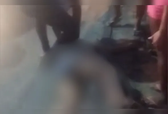 Polícia Militar informou que quando a equipe chegou ao local do crime, a jovem estava caída no chão