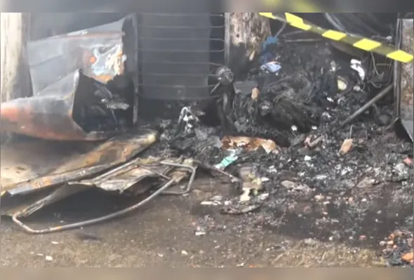 Residência pegou fogo na manhã desta quinta-feira no bairro Alto Lage, em Cariacica