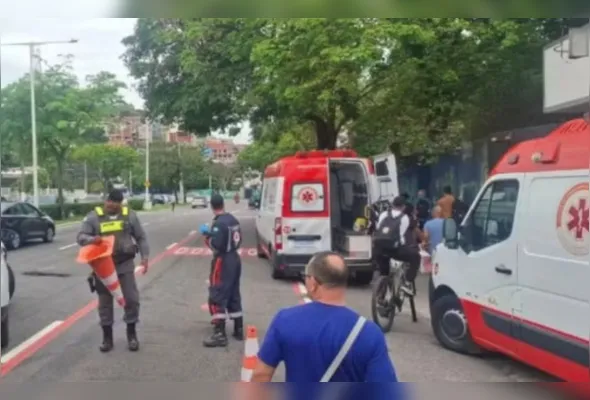 Motociclista perdeu controle ao bater em canteiro e atingiu jovem na calçada; vítima está internada em estado grave.