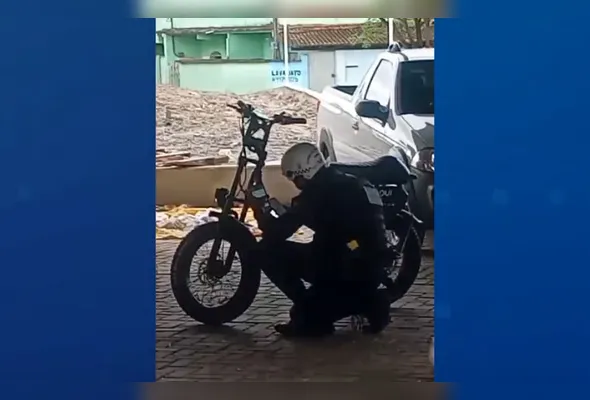Jovem furta bike elétrica em carrinho de supermercado e é presa 10 minutos depois