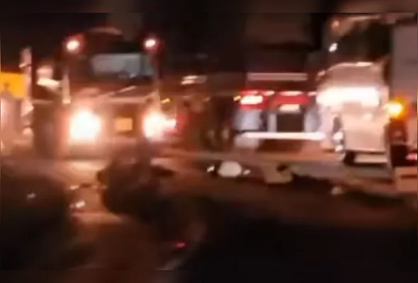 Imagem ilustrativa da imagem Jovem morre em acidente entre moto e micro-ônibus na BR-101, no Norte do ES