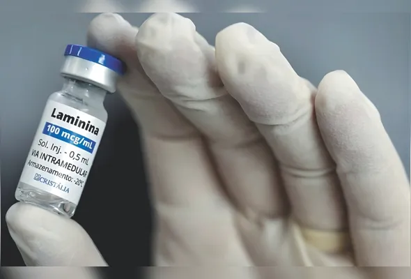Profissional da saúde mostra substância que promete ajudar no tratamento de pacientes com lesão na medula